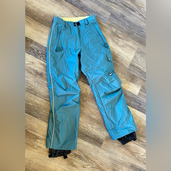 *SOLD* Nike Y2K Vintage ACG Swoosh Ski Pants Cargo
Multipocket (Size Small) EUC - Picture 3 of 11